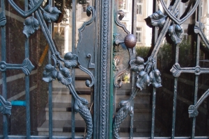 Hier geht’s rein - Eine Tour, die der Architektur des Ankommens & Eintretens nachspürt in Wiesbaden