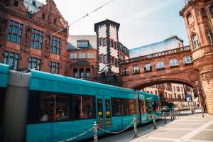 Eine kulturelle Stadtrundfahrt mit den Linien 11, 14 & 21 – Mit der Tram unterwegs durch Frankfurt