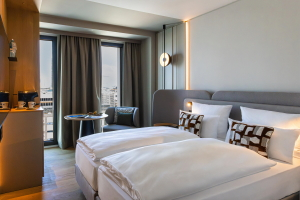 Tag der Deutschen Einheit-Spezial: Auszeit für Zwei im neuen ATLANTIC Hotel Frankfurt – Mit Cocktailkurs, 3-Gänge-Menü, Übernachtung & Frühstück für 2 Personen